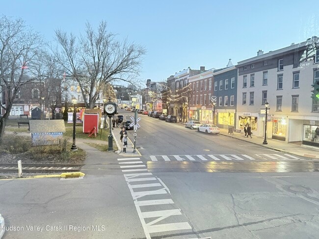 Building Photo - 624 Warren St