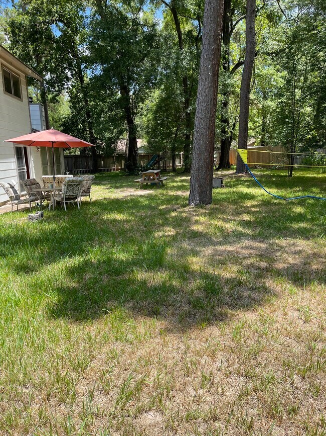 Comfortable table chairs and umbrella, bench swing - 2931 Valley Rose Dr