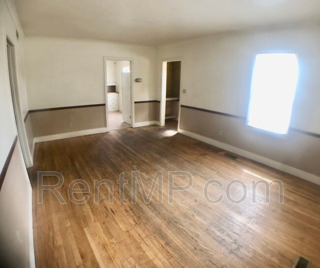 Building Photo - 909 Douglas St