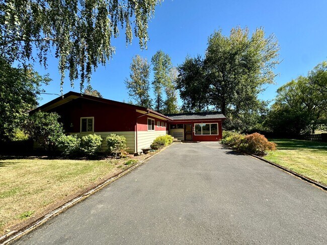 Building Photo - **50% OFF FIRST MONTH'S RENT** Country Liv...