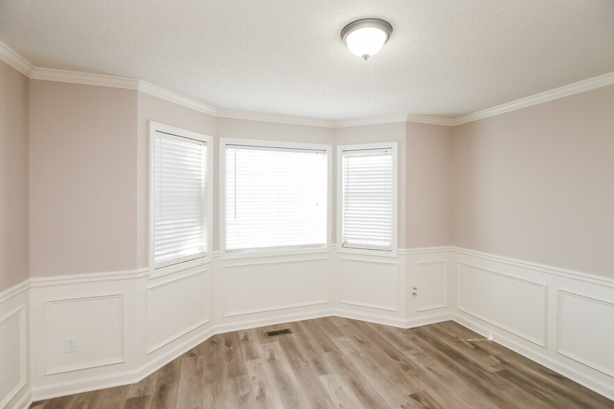 Building Photo - 1042 Whispering Woods Dr
