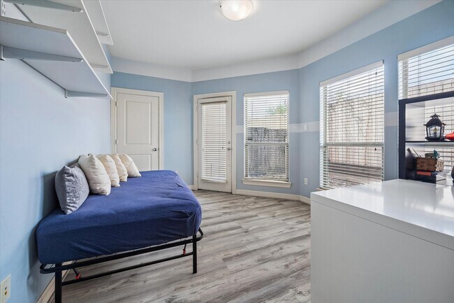 Building Photo - 3804 Center Plaza Dr