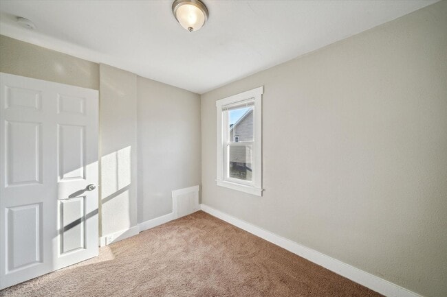 Building Photo - Cute 2 Bed 1 Bath Remodeled Home W/basemen...