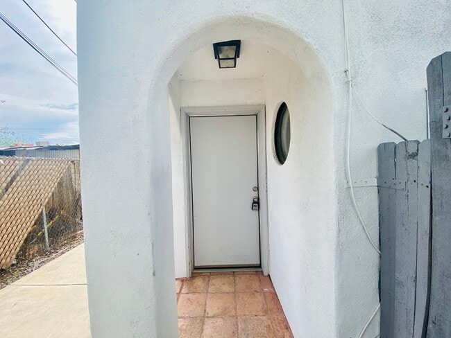 Building Photo - Washer/Dryer in Unit! Remodeled Townhome i...