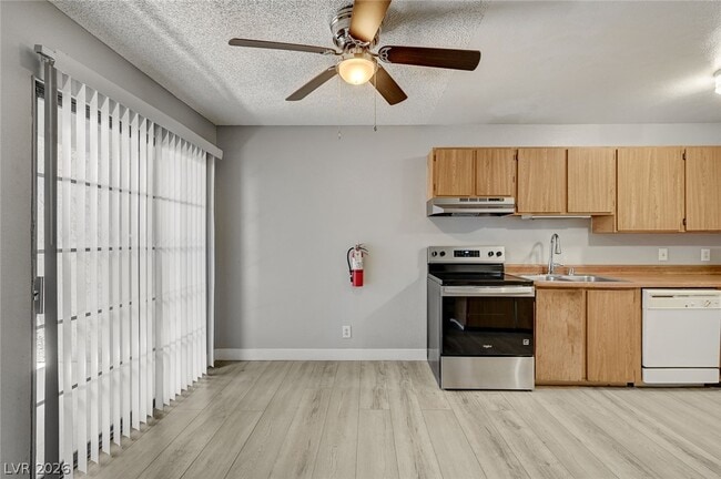 Building Photo - 1305 Kari Lee Ct