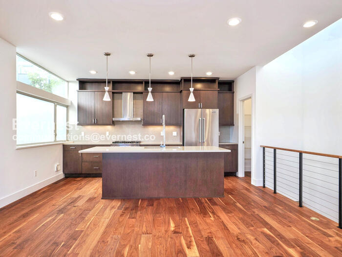 Building Photo - 2618 Eastlake Ave E