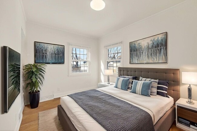 Building Photo - 514 W Lakeside St