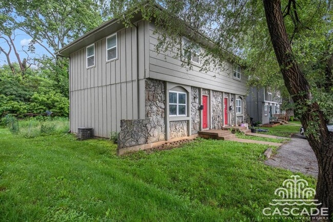 Building Photo - 220 N Oak Dr