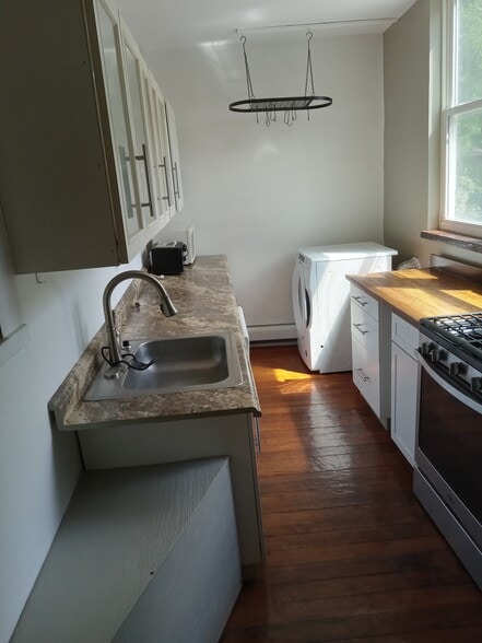 Apt 3 - kitchen - 523 E State St