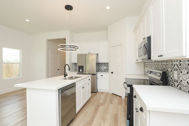 Building Photo - For Lease | 4 Bed, 2.5 Bath | 1,450 Sq Ft |
