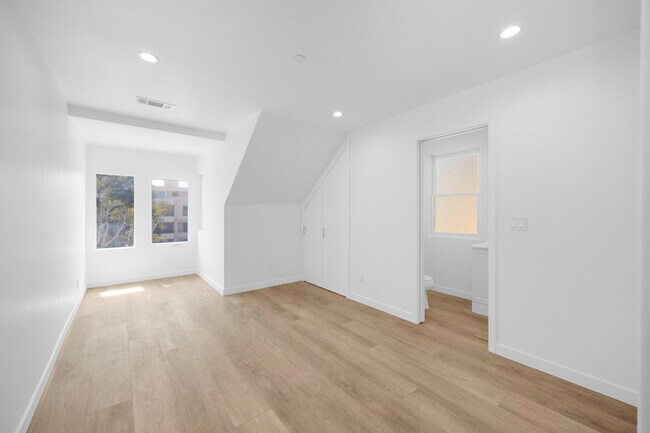 Building Photo - 309 N Catalina Ave