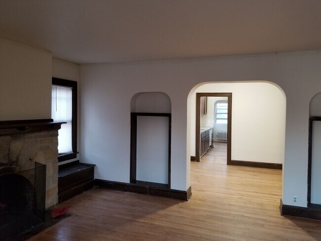 Interior Photo - 2009-2011 University Ave