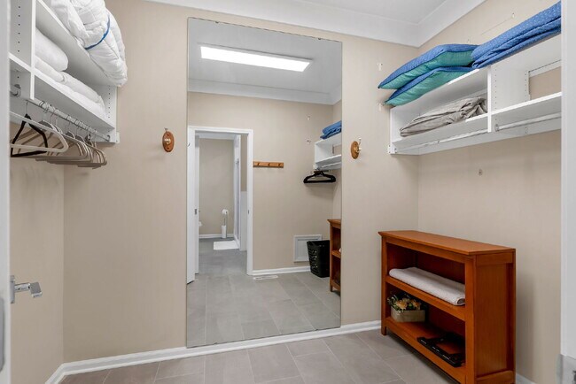 Building Photo - 2 Bedroom, 2 Full Bathroom Condo in a Gated Keowee Key Community