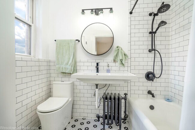 Building Photo - 5000 S Cornell Ave