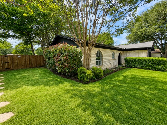 Building Photo - Gorgeous 3/2 recently renovated in homey neighborhood