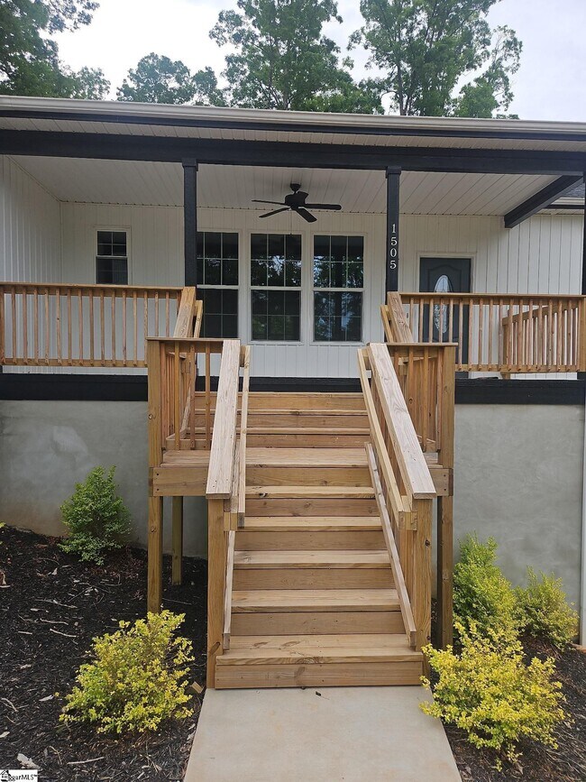 Building Photo - 1505 E Saluda Lake Rd