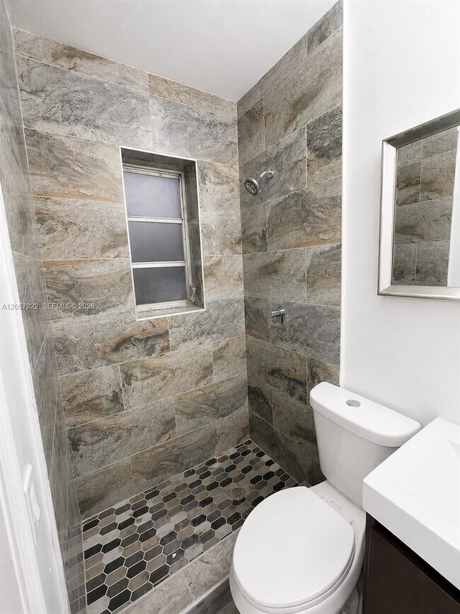 Building Photo - 552 NE 161st St