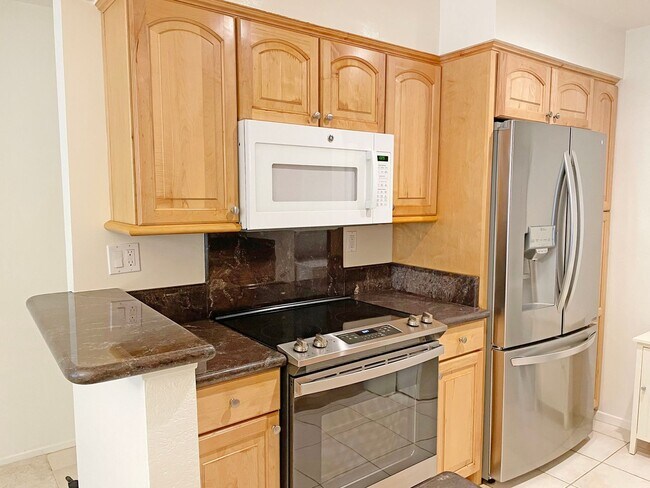 Building Photo - 2 Bed, 2 Bath Condo on the Esplanade with gated entry