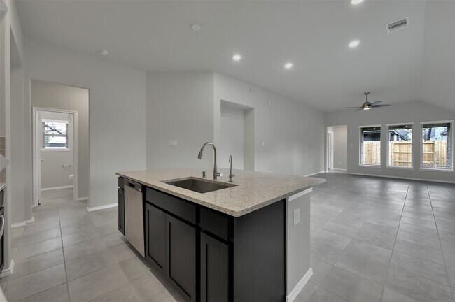 Building Photo - 307 Highland Bayou Dr