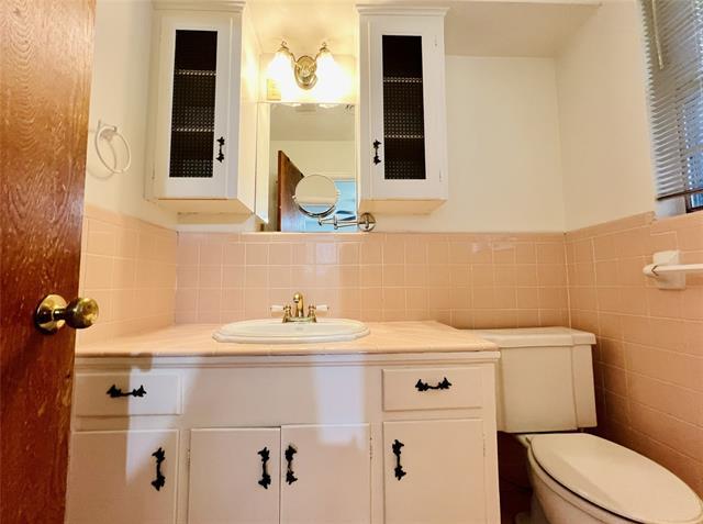 Building Photo - 8715 Labron Ave