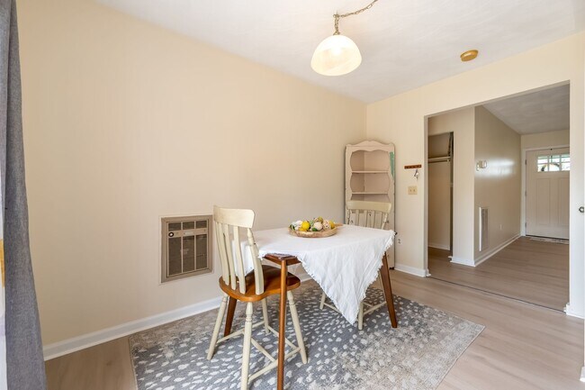 Building Photo - Spacious Ranch Close to Campus
