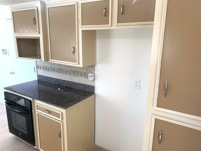 Building Photo - 13611 Elm Ct