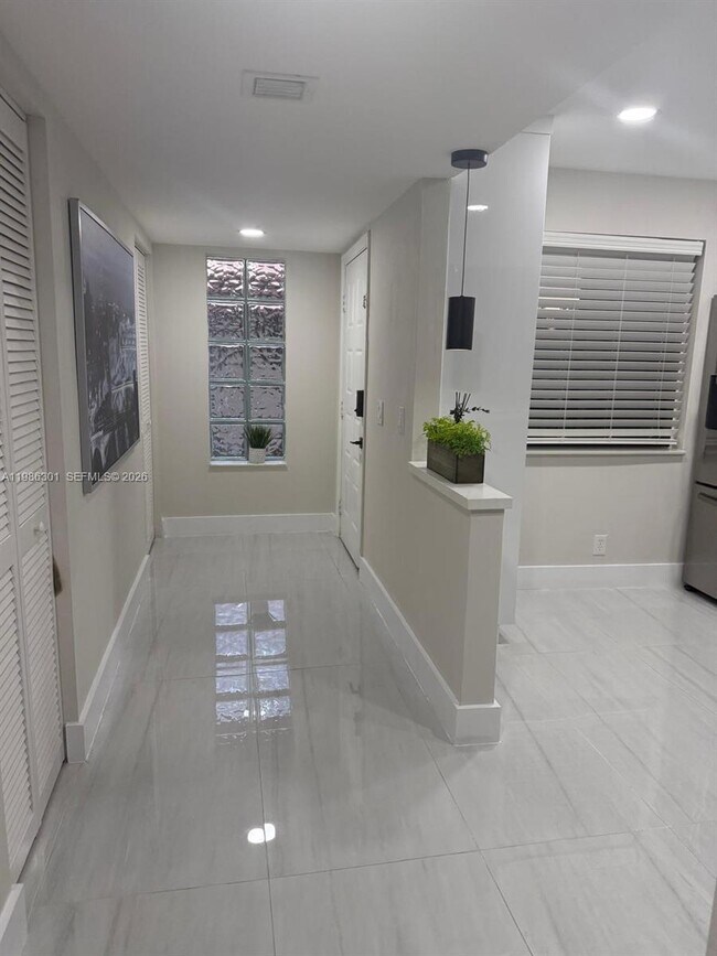 Building Photo - 436 Lakeview Dr