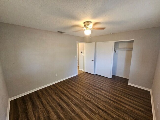 Building Photo - Beautiful 2/2 ~1000Sq. Ft. with NEW floors...