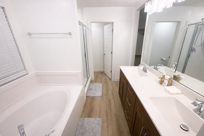 Building Photo - 4-Bed Stand Alone Home! 6+ Month Lease