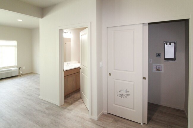 Building Photo - 3 Bedroom, 2 Bath Apartment Home in Othello