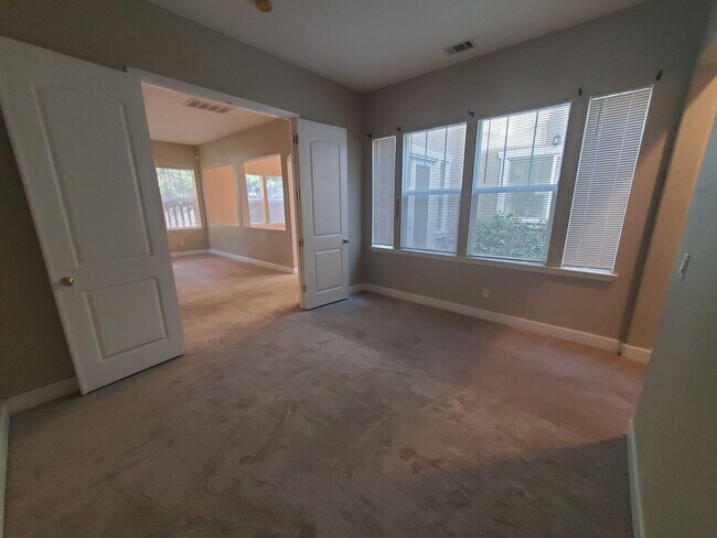 Building Photo - STUNNING SPACIOUS 5 BEDROOM HOME IN CONCOR...