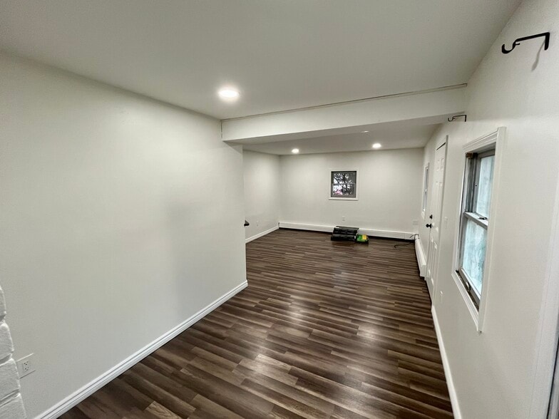 Building Photo - 39 School House Rd