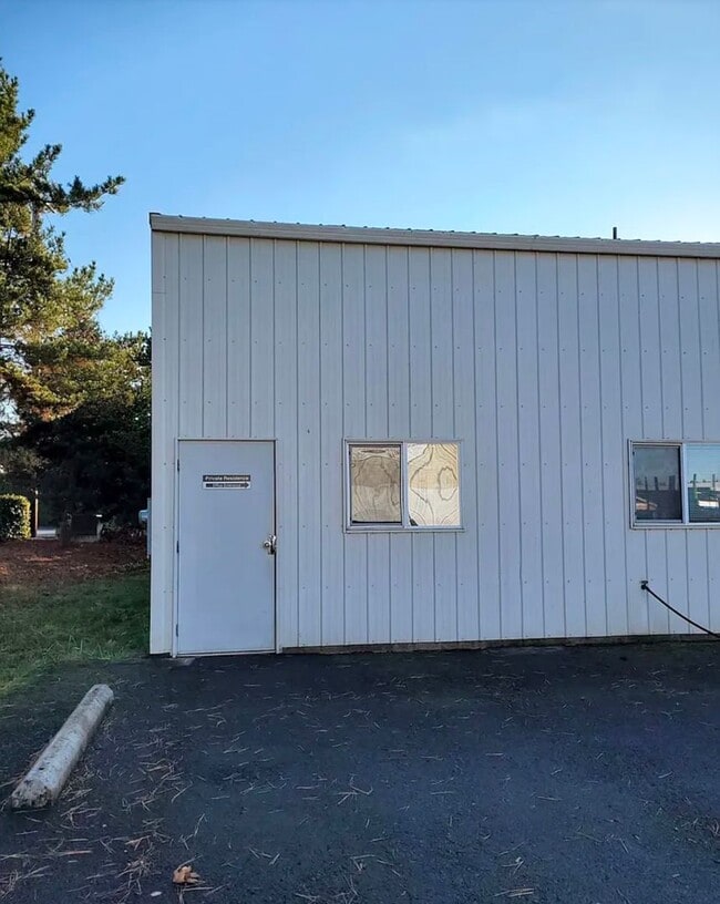 Building Photo - 1420 SE Township Rd
