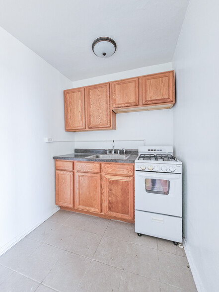 Primary Photo - 4730 N Winthrop Ave