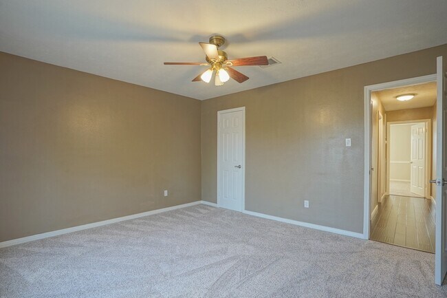 Building Photo - 2108 Lakeway Dr