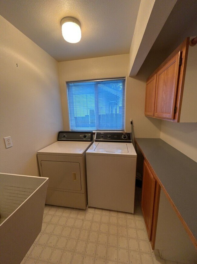 Building Photo - Cozy 3 Bedroom 2 Bath Home Located in Eureka