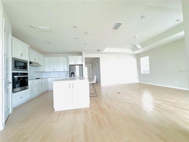 Building Photo - 6618 Willow View Ave