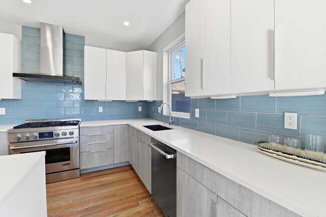 Building Photo - $5,640.95, $300 off the first month's rent, 4 Beds - 5 Bath, Townhouse in Denver with Office!