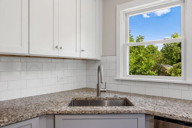 Building Photo - Meticulously maintained 3-bedroom, 2-bath ...