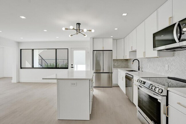 Building Photo - 840 SE 22nd Ave