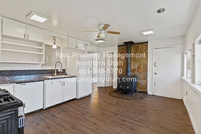 Building Photo - 662 4th St S
