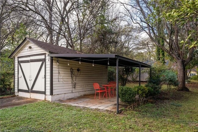 Building Photo - 3373 La Vista Dr