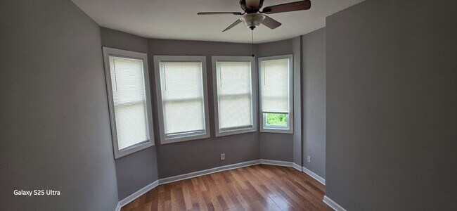 Building Photo - Three Bedroom One Bathroom Ready For ASAP Move In