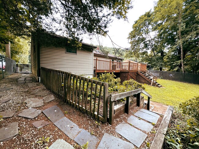 Building Photo - 79 Hellstrom Rd