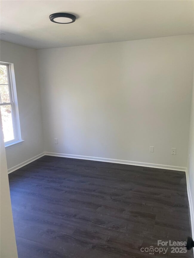 Building Photo - 242 Amir Cir