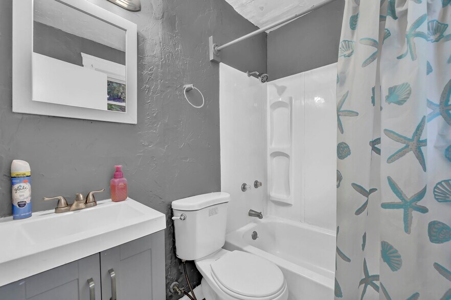 Building Photo - 427 E 156th St