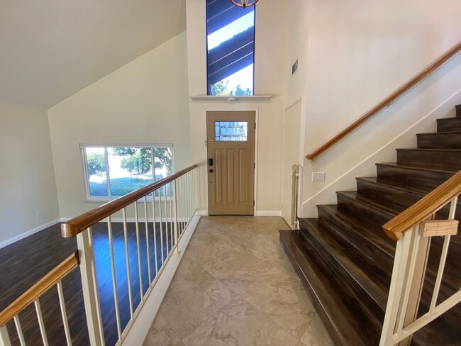 Building Photo - Gorgeous 3 bed 3 bath home in Thousand Oaks - First Time Rental!