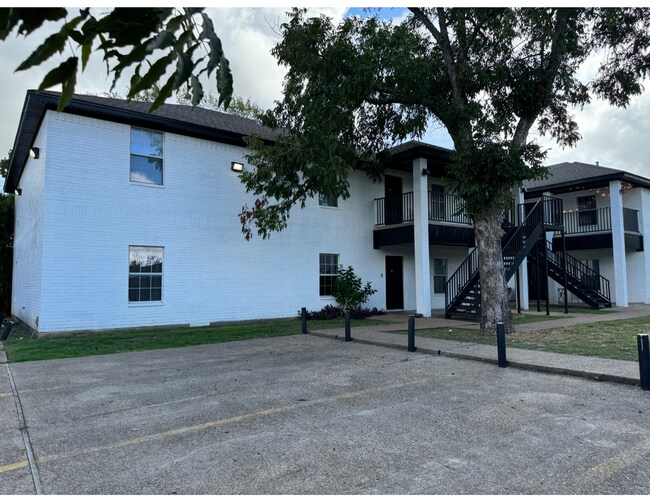 Building Photo - Spacious 4/2 Walking Distance to Campus & ...