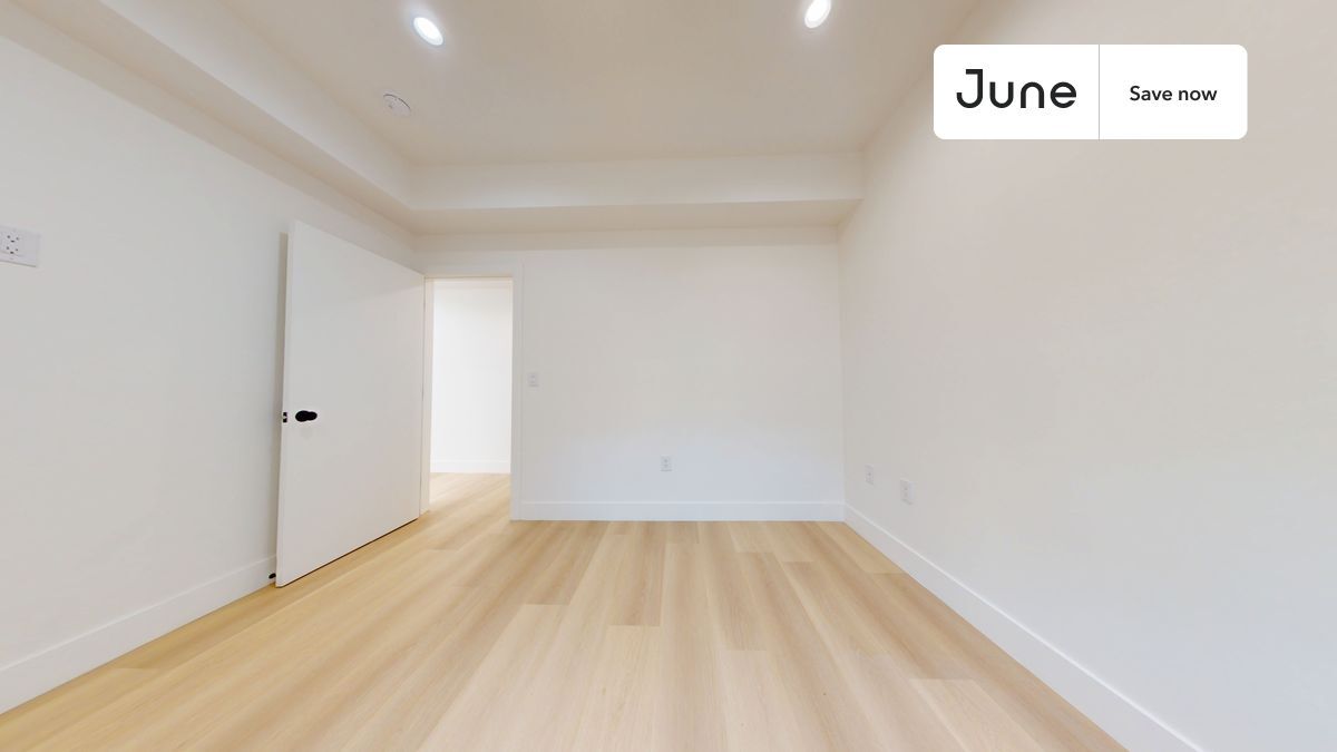 Building Photo - 1321 N June St