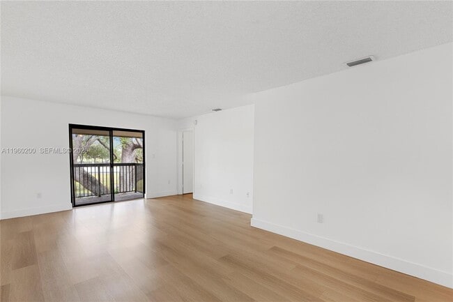 Building Photo - 6061 Shaker Wood Cir